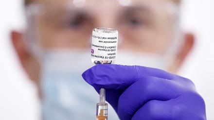 Ein Arzt in Großbritannien zieht eine Spritze mit dem Astrazeneca-Impfstoff auf.