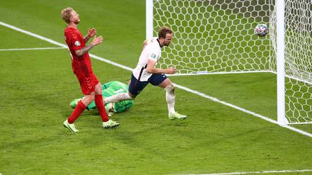 Im Nachschuss. Kane trifft gegen Dänemark, nachdem er zunächst an Torhüter Schmeichel gescheitert ist.