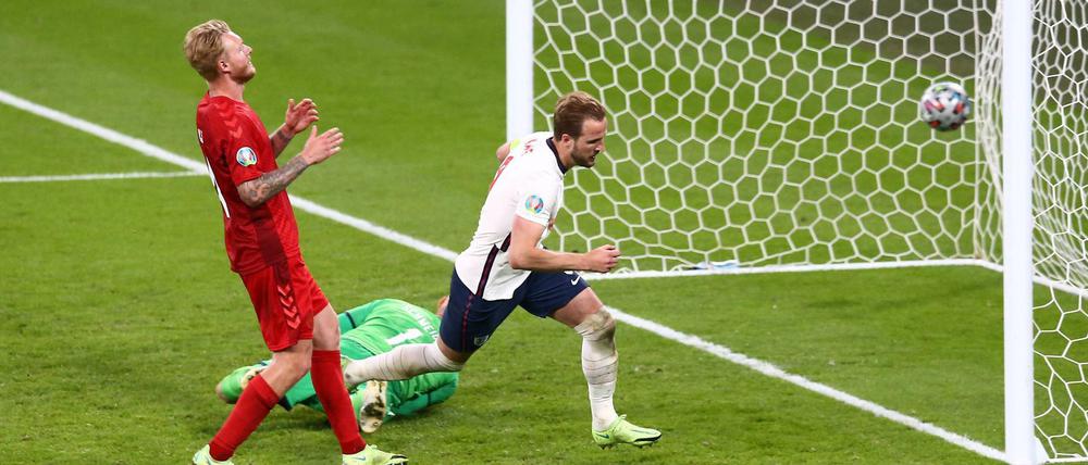 Im Nachschuss. Kane trifft gegen Dänemark, nachdem er zunächst an Torhüter Schmeichel gescheitert ist.