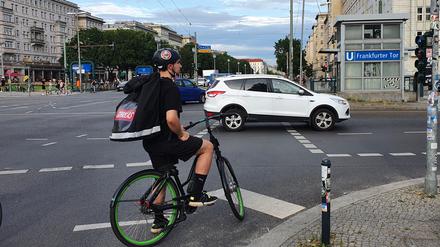 Ein Gorillas-Rider am Frankfurter Tor in Friedrichshain.