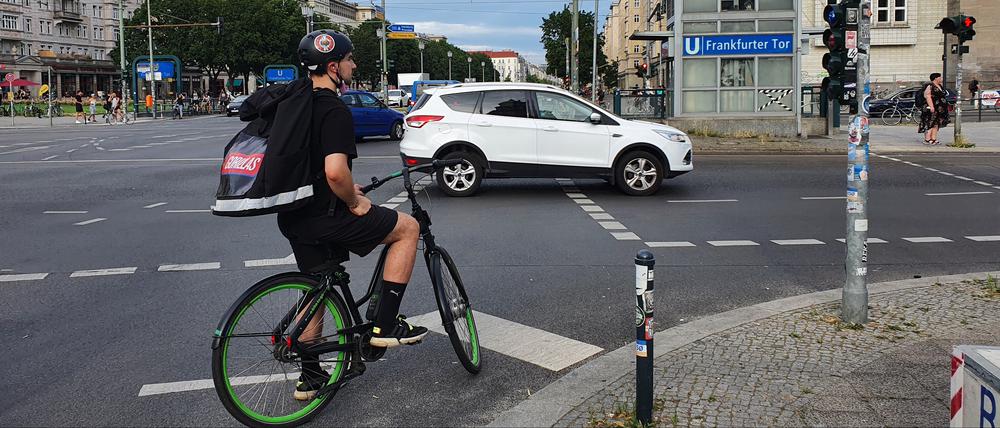Ein Gorillas-Rider am Frankfurter Tor in Friedrichshain.