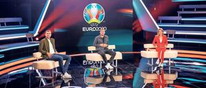 Die ZDF-Reporterin Katrin Müller-Hohenstein (rechts) und die Experten Christoph Kramer (mitte) und Per Mertesacker.