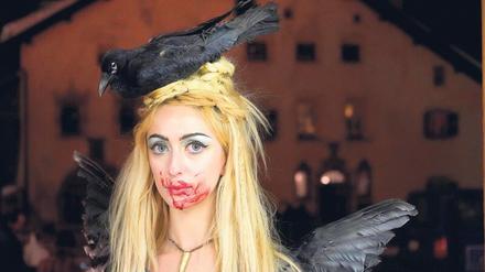 Marianna Simnett, hier im Porträt, zeigt im Berghain eine Serie mit Wackelfotos aus der Pferdezuchtanstalt.
