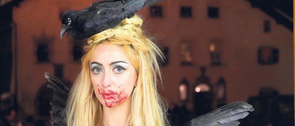 Marianna Simnett, hier im Porträt, zeigt im Berghain eine Serie mit Wackelfotos aus der Pferdezuchtanstalt.