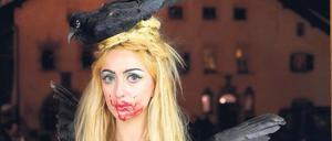 Marianna Simnett, hier im Porträt, zeigt im Berghain eine Serie mit Wackelfotos aus der Pferdezuchtanstalt.