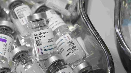 Ampullen des Impfstoffs von Astrazeneca.