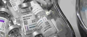 Ampullen des Impfstoffs von Astrazeneca.