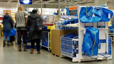 Kunden des Ikea-Einrichtungshauses in Hamburg-Altona stehen in der Filiale an der Kasse.