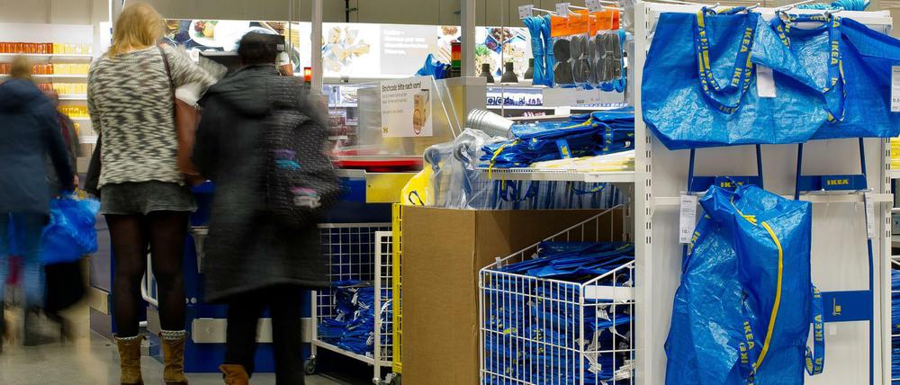 Kunden des Ikea-Einrichtungshauses in Hamburg-Altona stehen in der Filiale an der Kasse.