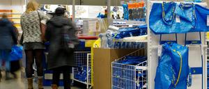 Kunden des Ikea-Einrichtungshauses in Hamburg-Altona stehen in der Filiale an der Kasse.