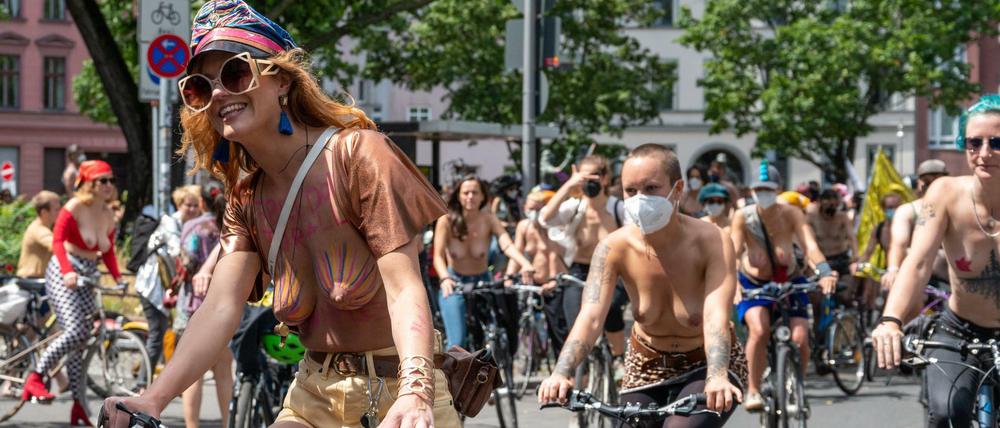 Teilnehmer einer Fahrraddemo fahren unter dem Motto "No Nipple is free until all Nipples are free!" durch Berlin. 