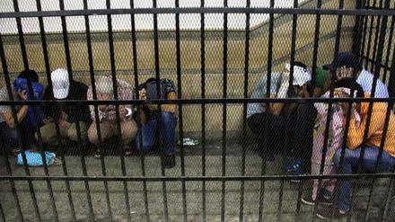 Weil sie an einer illegalen Homo-Hochzeit teilgenommen haben sollen, wurden diese Angeklagten 2014 in Kairo zu drei Jahren Haft verurteilt. 