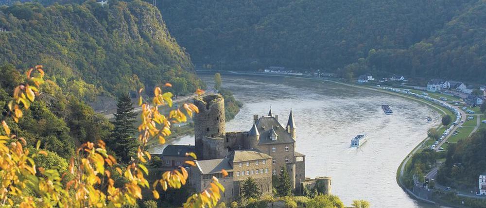 Die schönste Jungfrau sitzet dort oben wunderbar. Rheinblick auf die Burg Katz über St. Goarshausen mit der Loreley im Hintergrund.