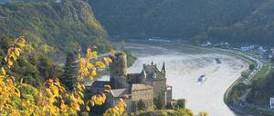 Die schönste Jungfrau sitzet dort oben wunderbar. Rheinblick auf die Burg Katz über St. Goarshausen mit der Loreley im Hintergrund.