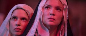 Freie Liebe im Kloster: Die Novizin Bartolomea (Daphné Patakia) hat ein besonderes Geschenk für Benedetta (Virginie Efira, re.)