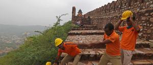 Helfer inspizieren die Unglücksstelle.