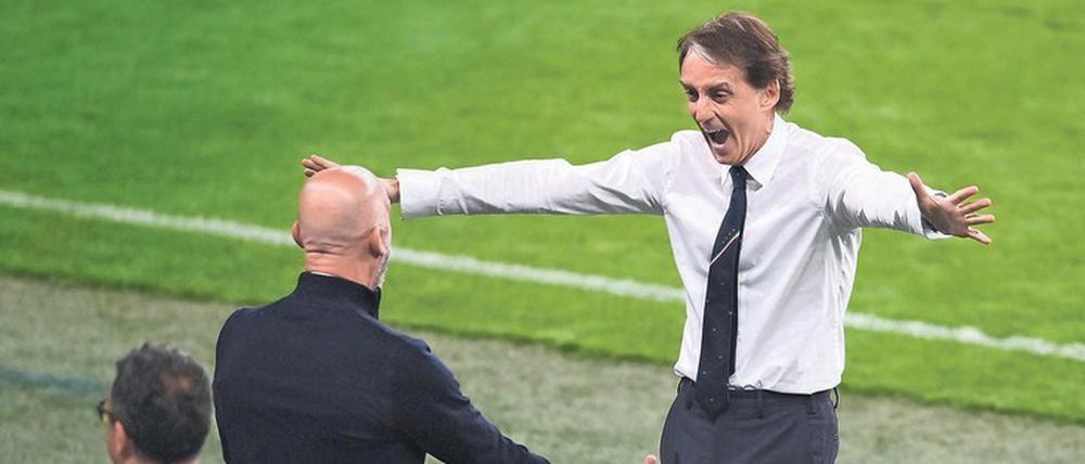 Alte Freunde feiern zusammen. Trainer Roberto Mancini (rechts) freut sich mit Gianluca Vialli.