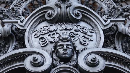 Der Eingang des Kriminalgerichts Moabit. Das Landgericht Berlin erließ am Montag Haftbefehl gegen einen Mann erlassen, der des versuchten Mordes angeklagt ist.