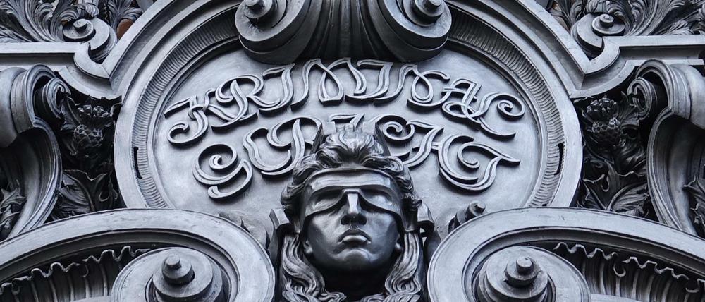 Der Eingang des Kriminalgerichts Moabit. Das Landgericht Berlin erließ am Montag Haftbefehl gegen einen Mann erlassen, der des versuchten Mordes angeklagt ist.