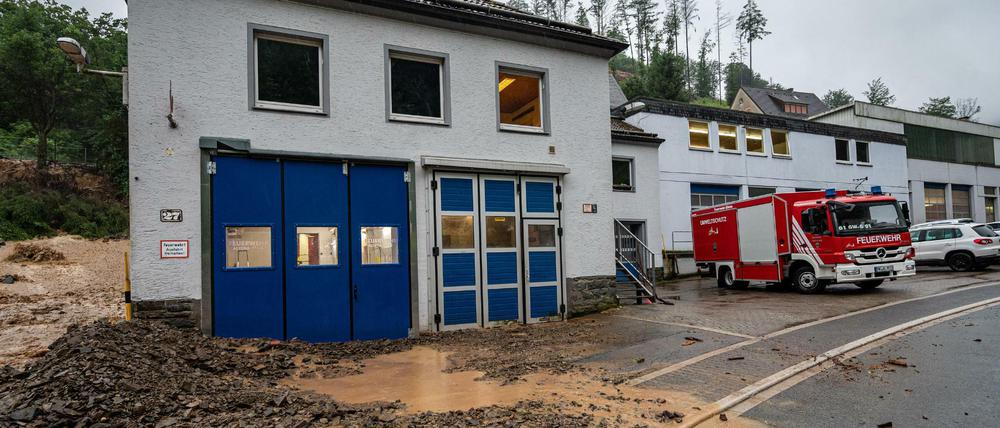 Durch Starkregen kam es zu einem Erdrutsch nahe der Feuerwache in Altena.
