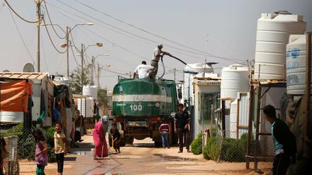Ein Tankwagen versorgt Menschen im Al-Zaatri-Flüchtlingslager nahe Mafraq, Jordanien, mit Wasser. 