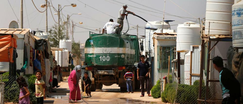 Ein Tankwagen versorgt Menschen im Al-Zaatri-Flüchtlingslager nahe Mafraq, Jordanien, mit Wasser.