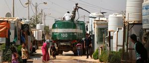 Ein Tankwagen versorgt Menschen im Al-Zaatri-Flüchtlingslager nahe Mafraq, Jordanien, mit Wasser. 