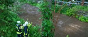 Feuerwehrleute suchen am Steinbach im sächsischen Jöhstadt nach einer vermissten Person.