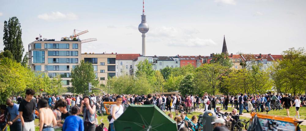 Menschen genießen einen warmen Juli-Tag im Mauerpark in Berlin.