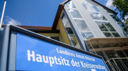 Lahmgelegte Verwaltung. Im Landkreis Anhalt-Bitterfeld kann derzeit keine Sozialhilfe ausgezahlt werden - und nicht nur das.