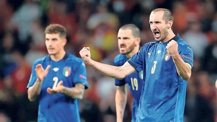 Italiens Giorgio Chiellini (re.) brüllt seine Freude heraus. 