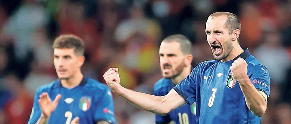Italiens Giorgio Chiellini (re.) brüllt seine Freude heraus. 