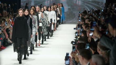 Die Schau von "Riani" bei der Fashion Week im Kraftwerk Berlin.