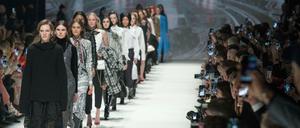 Die Schau von "Riani" bei der Fashion Week im Kraftwerk Berlin.