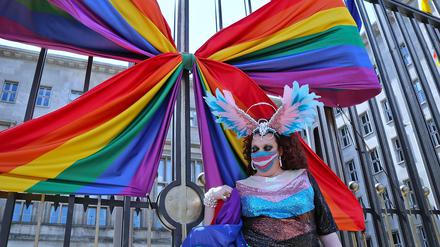 Mit Maske auf dem CSD - hier ein Bild vom "Sternenmarsch" Ende Juni in Berlin.