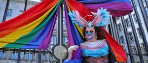Mit Maske auf dem CSD - hier ein Bild vom "Sternenmarsch" Ende Juni in Berlin.