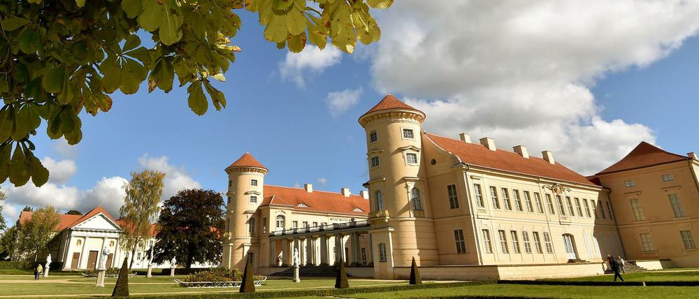 Die Stadt Rheinsberg ist für ihr Schloss und Kurt Tucholsky bekannt, doch jetzt kommt sie wegen eines Mitarbeiters der Stadtverwaltung in die Kritik.
