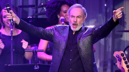 Von ihm stammt die neue Fußball-Hymne: US-Sänger Neil Diamond singt auf der Pre-Grammy Gala.