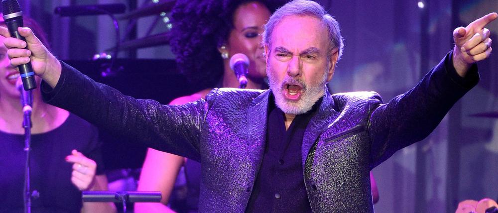 Von ihm stammt die neue Fußball-Hymne: US-Sänger Neil Diamond singt auf der Pre-Grammy Gala.