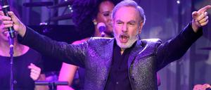 Von ihm stammt die neue Fußball-Hymne: US-Sänger Neil Diamond singt auf der Pre-Grammy Gala.