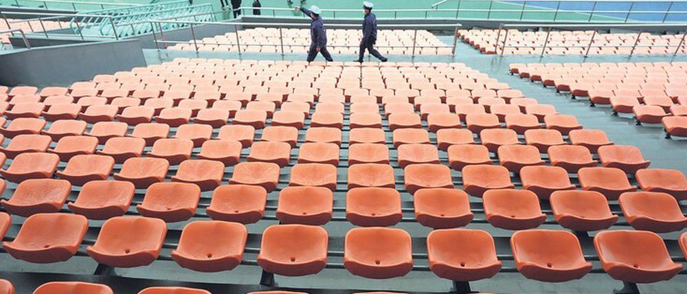 Freie Plätze. Die Zuschauertribünen in Tokio bleiben unbesetzt – ein weiteres Verlustgeschäft für die Organisatoren.
