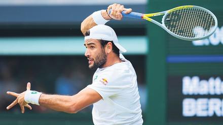 Urgewalt auf dem Centre Court. Matteo Berrettini ist 1,96 Meter groß und wiegt 95 Kilogramm. Kein anderer Topspieler im Tennis ist ähnlich schwer. Entsprechend hart sind auch seine Schläge. Besonders mit dem Service und der Vorhand kann der 25 Jahre Römer enormen Druck ausüben. 