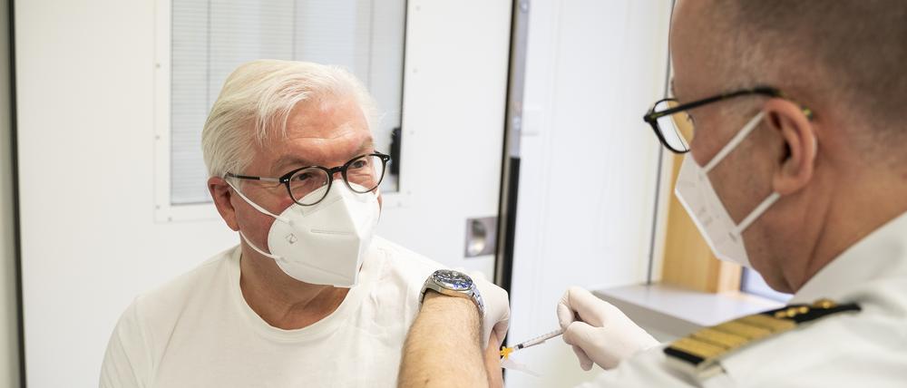 Bundespräsident Frank-Walter Steinmeier bei seiner Impfung am 1. April 2021