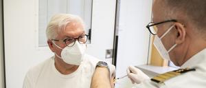 Bundespräsident Frank-Walter Steinmeier bei seiner Impfung am 1. April 2021