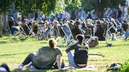 Während die Menschen in Deutschland den Sommer genießen, steigen die Infektionszahlen wieder an.