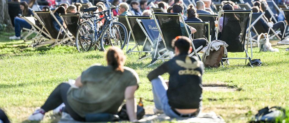Während die Menschen in Deutschland den Sommer genießen, steigen die Infektionszahlen wieder an.