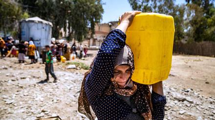 Hilfe der UN: Eine syrische Kurdin mit einem Wasserkanister.