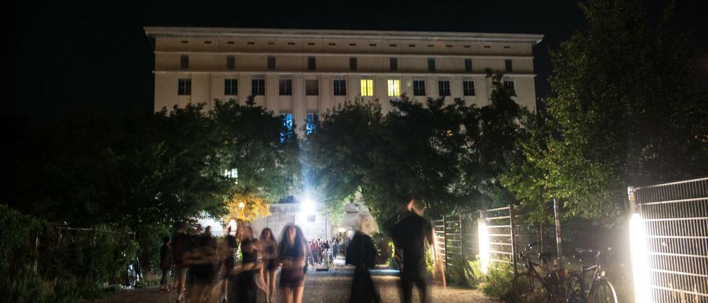 Partygänger vor dem Berghain in Friedrichshain.