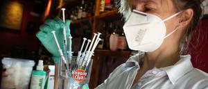 Eine medizinische Fachangestellte sortiert in der Revolte-Bar im Berliner Bezirk Friedrichshain Spritzen mit dem Impfstoff Johnson &amp; Johnson 