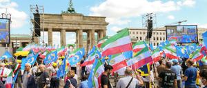 Exil-Iraner vor dem Brandenburger Tor in Berlin.